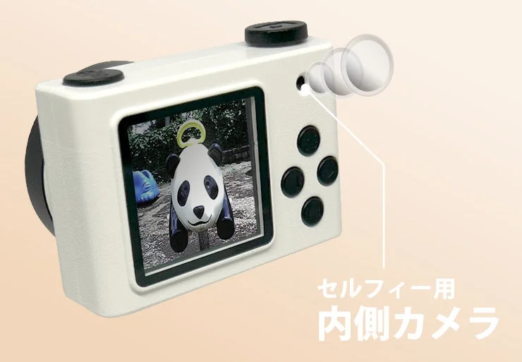 白いデジタルカメラの液晶画面にはパンダの遊具が映し出されている
