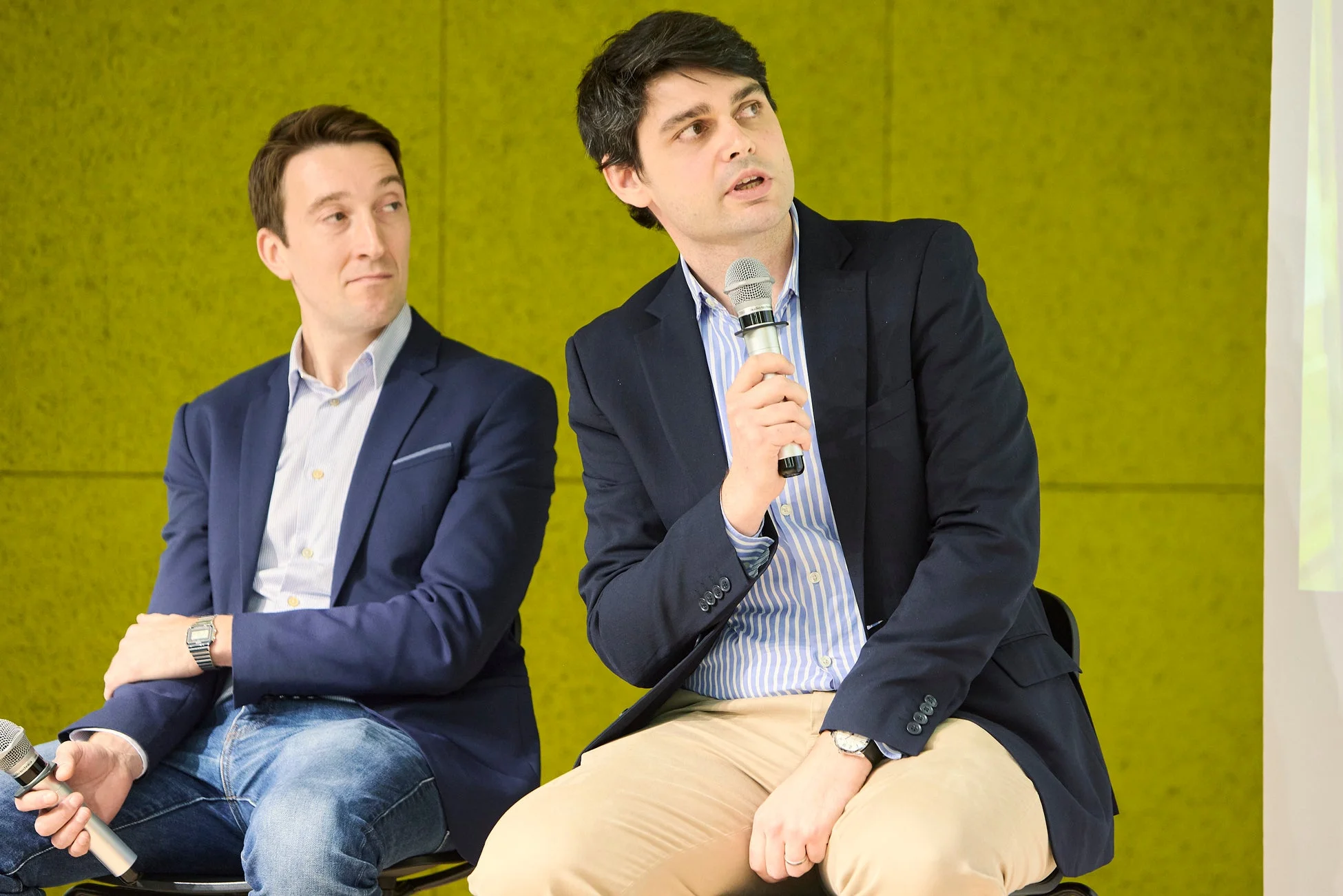 マイクを持って話す二人の男性