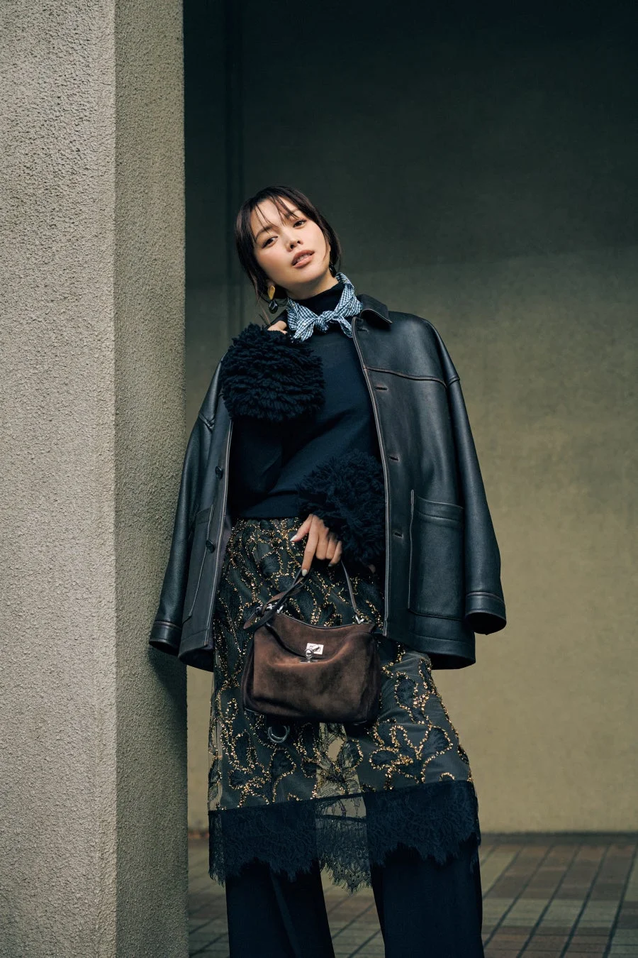 黒いレザージャケットと柄入りスカートのコーディネート