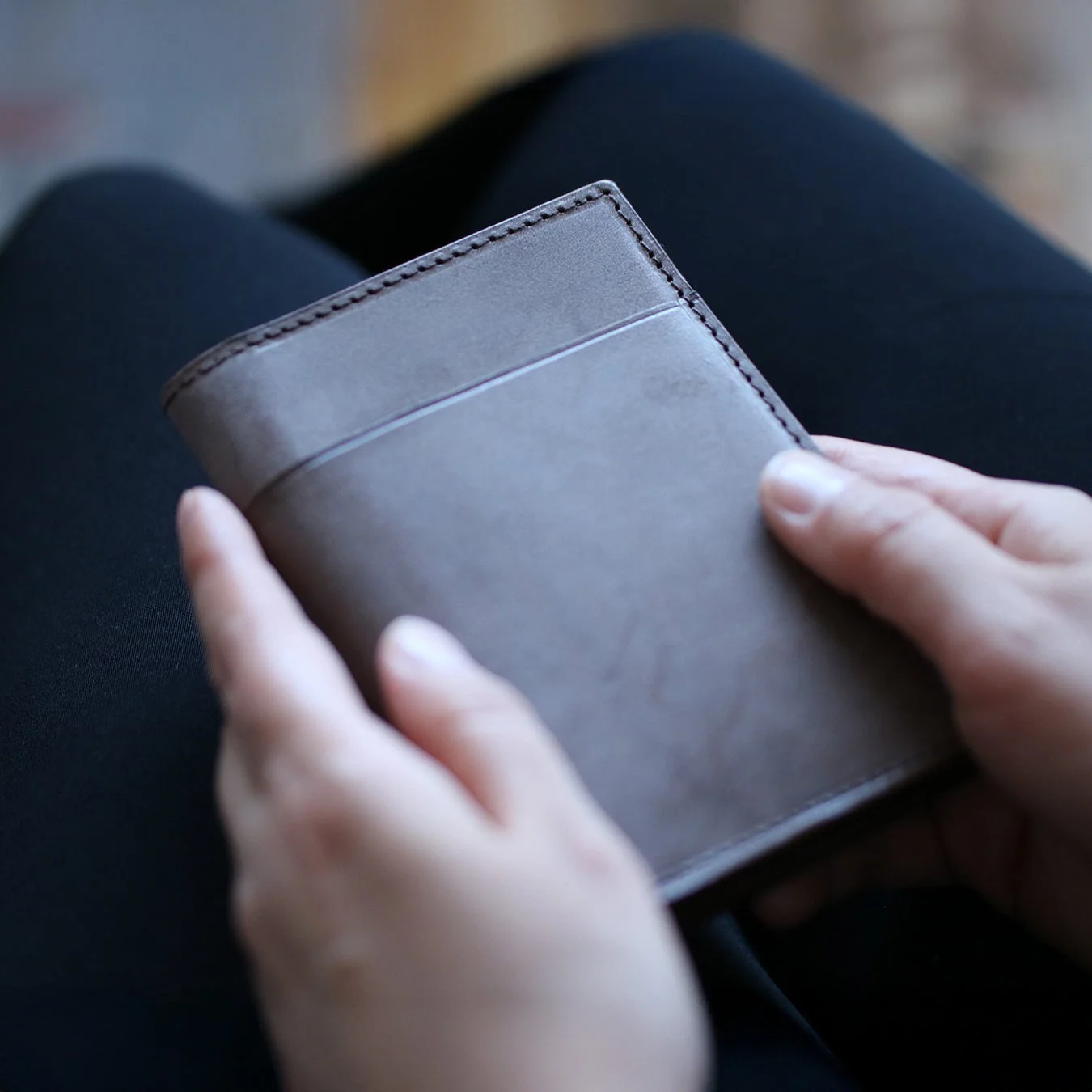 財布、革製品、手、小物、ファッション、シンプル、カードケース、レザー