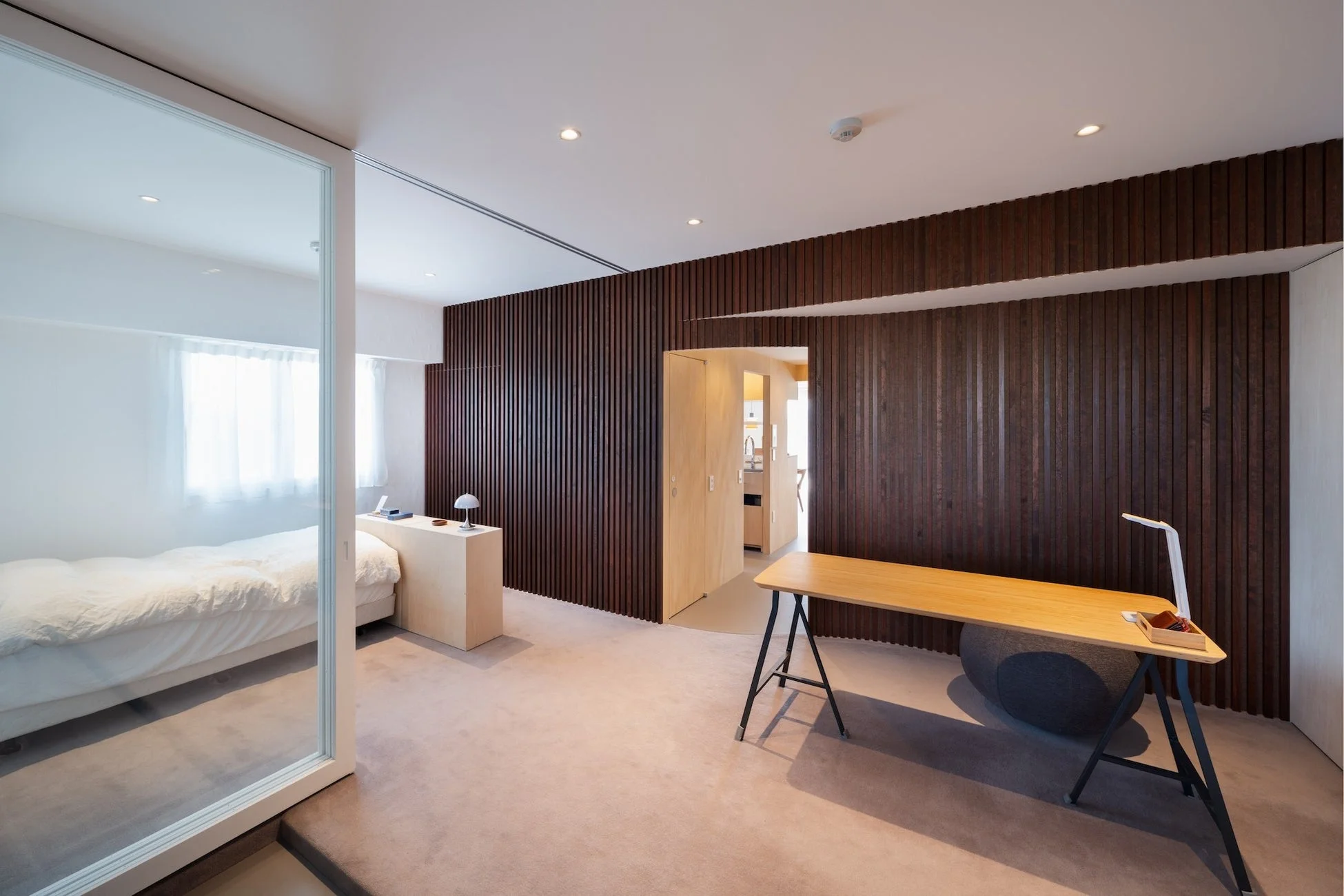 モダンで落ち着いた色合いのリビング兼寝室