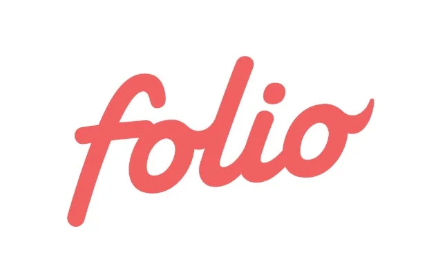 白い背景に赤みがかったオレンジ色の手書き風フォントで「folio」と書かれたロゴ画像