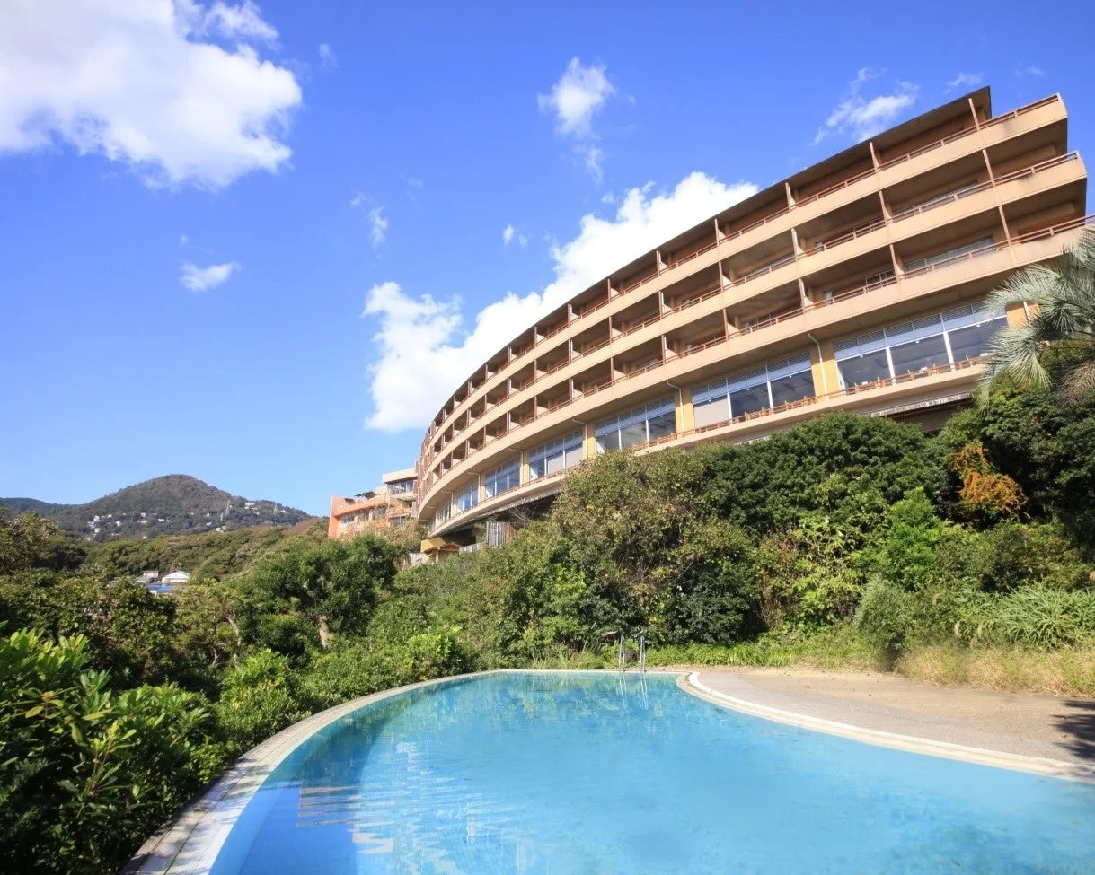 屋外プールがあるリゾート風景