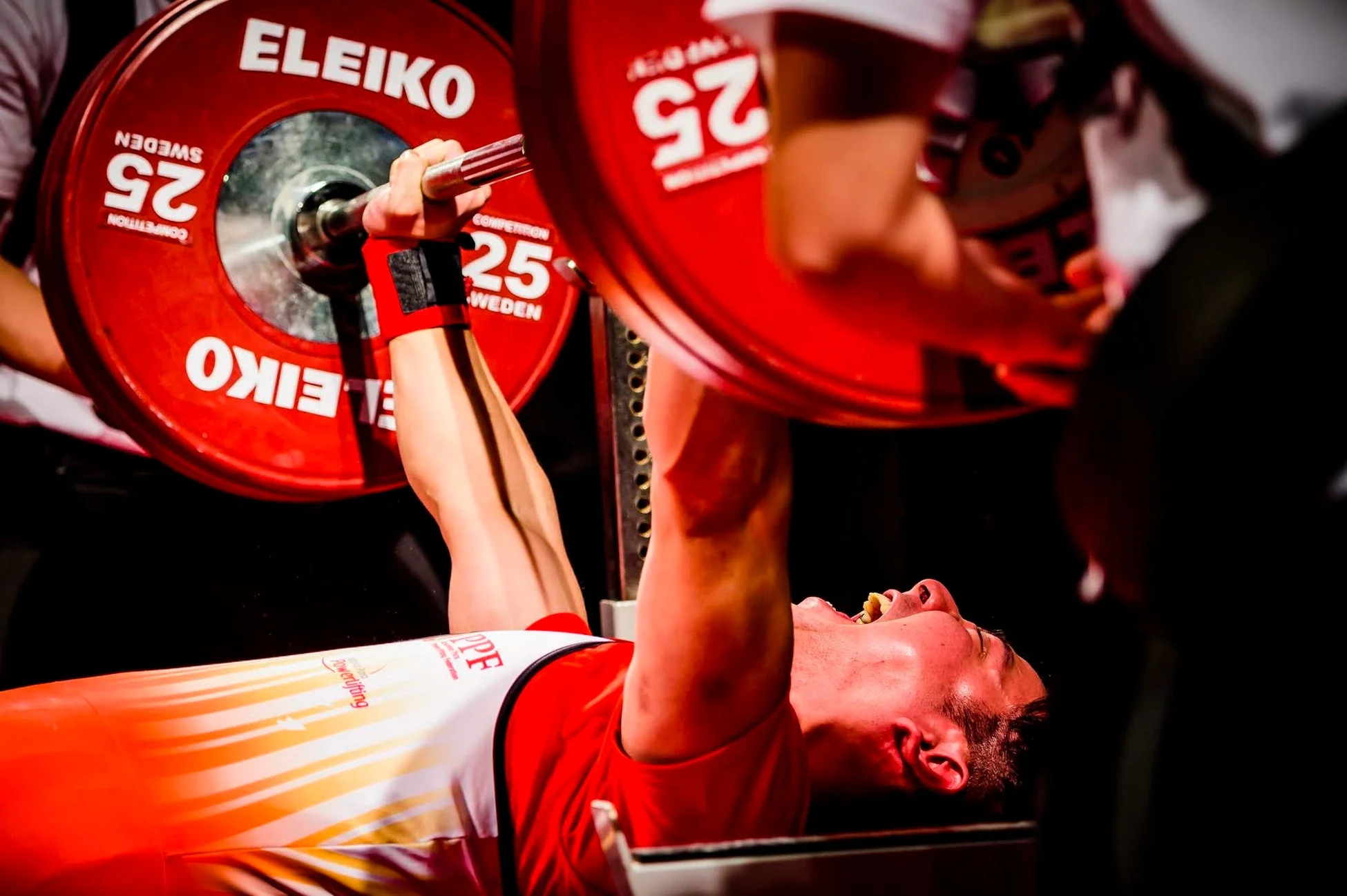 ベンチプレスをする光瀬智洋選手