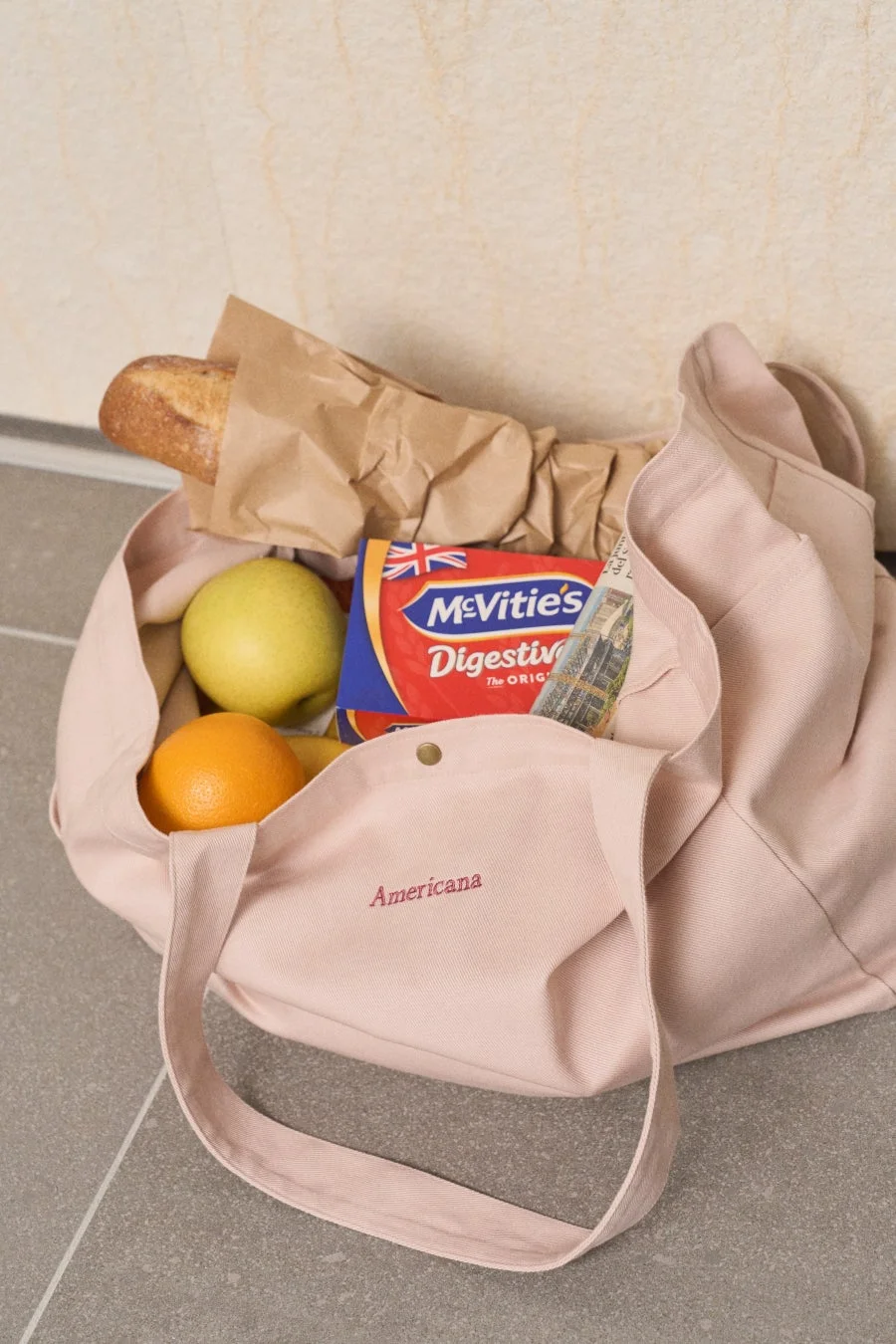 AMERICANA トートバッグに食料品