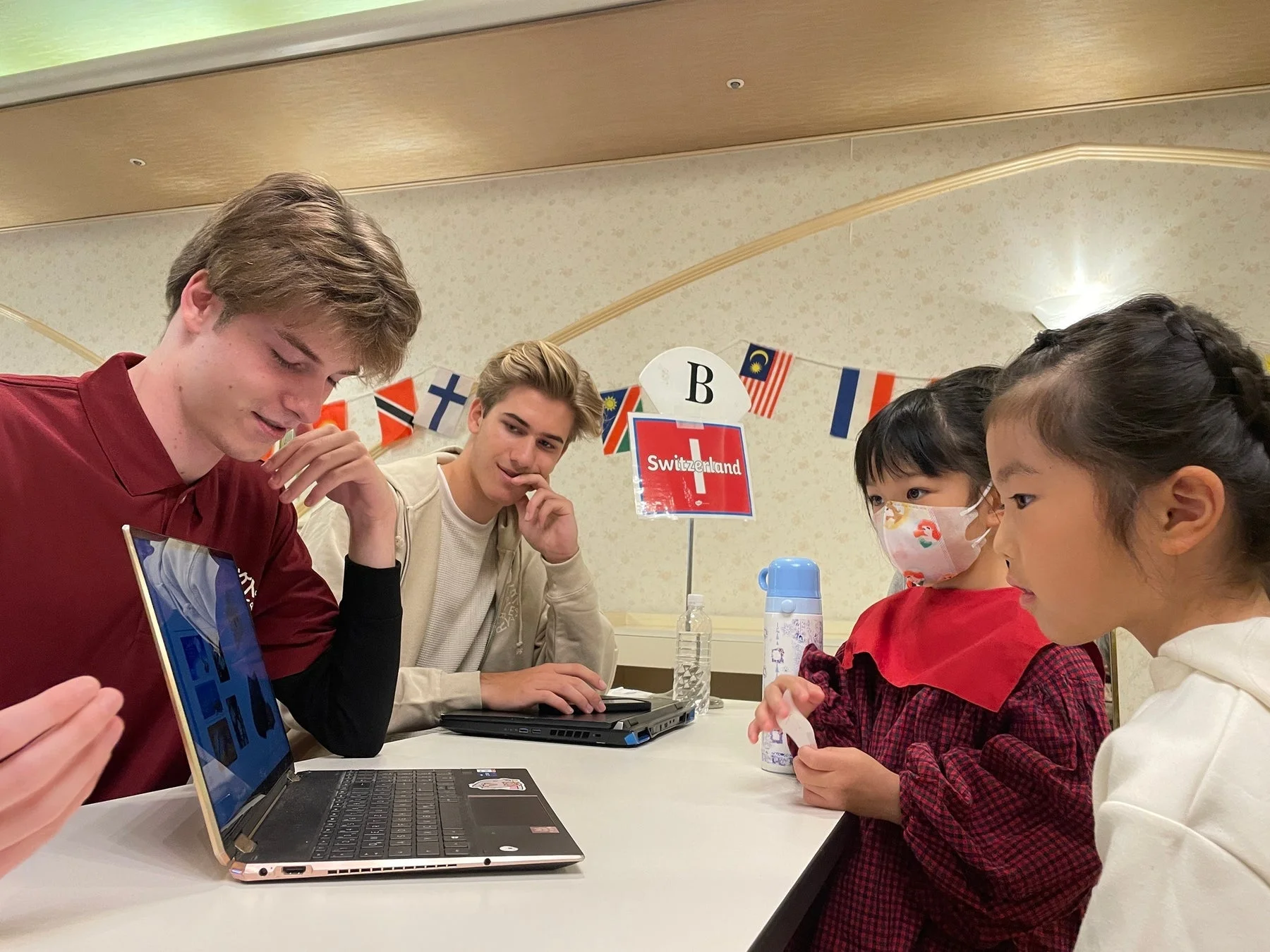 スイスの紹介ブースでの交流