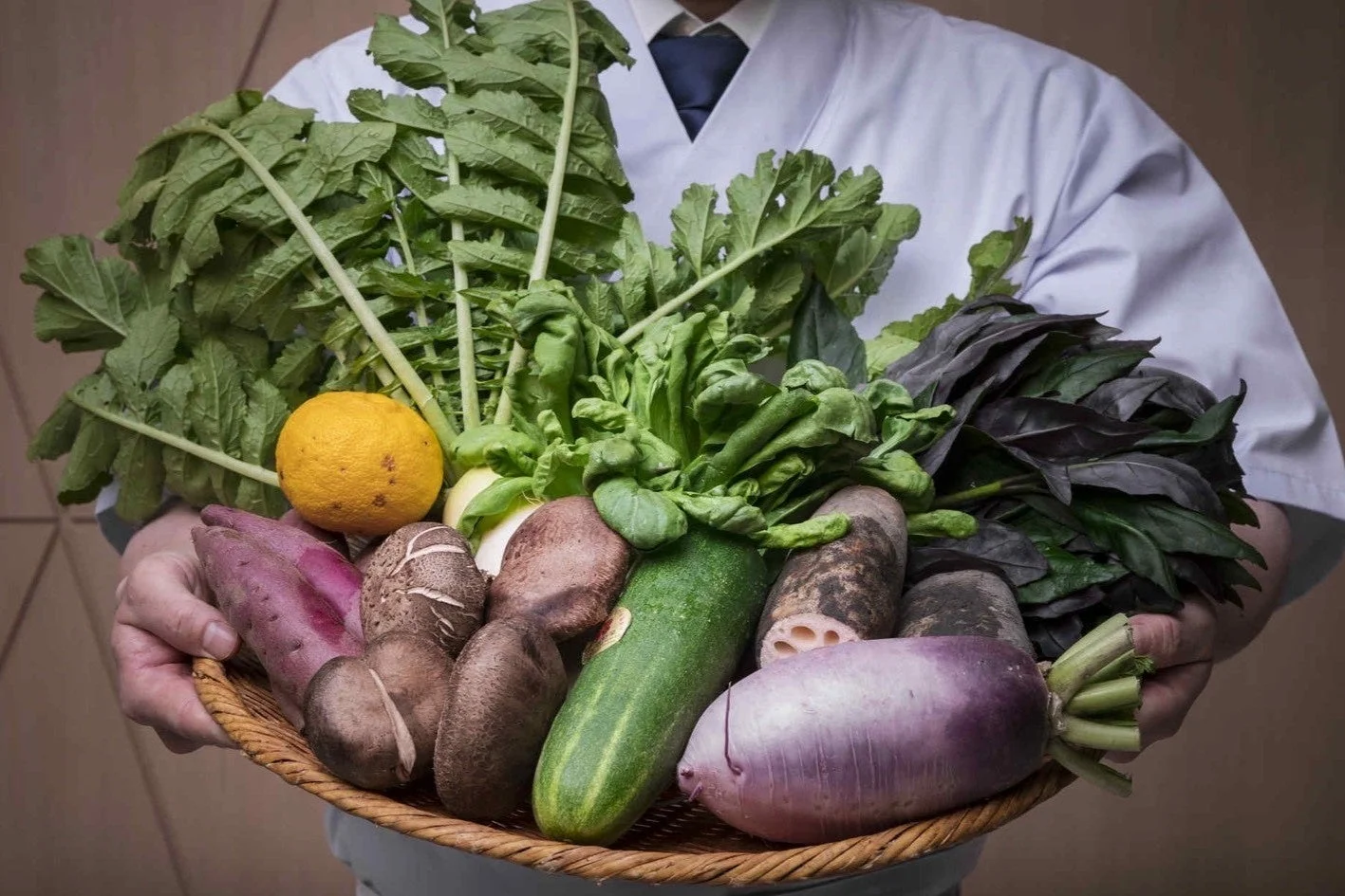 籠に盛られた新鮮な加賀野菜