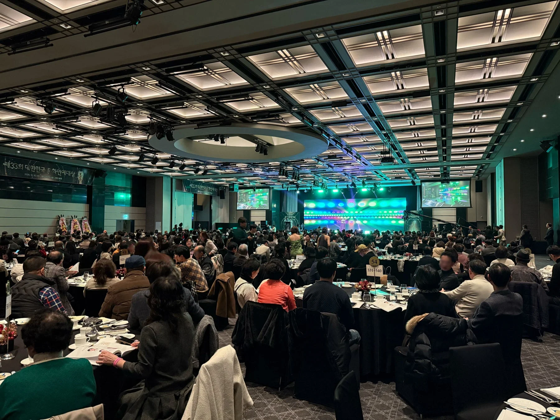 グランドハイアットソウルのボールルームで開催された「第33回 대한민국 톱 학원대상」授賞式の様子。大勢の参加者が円卓に着席し、華やかなステージを囲んでいます。