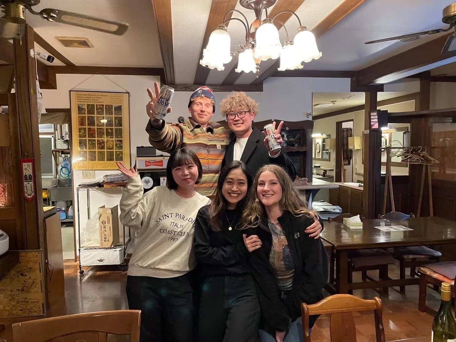 室内で食事を囲むグループ