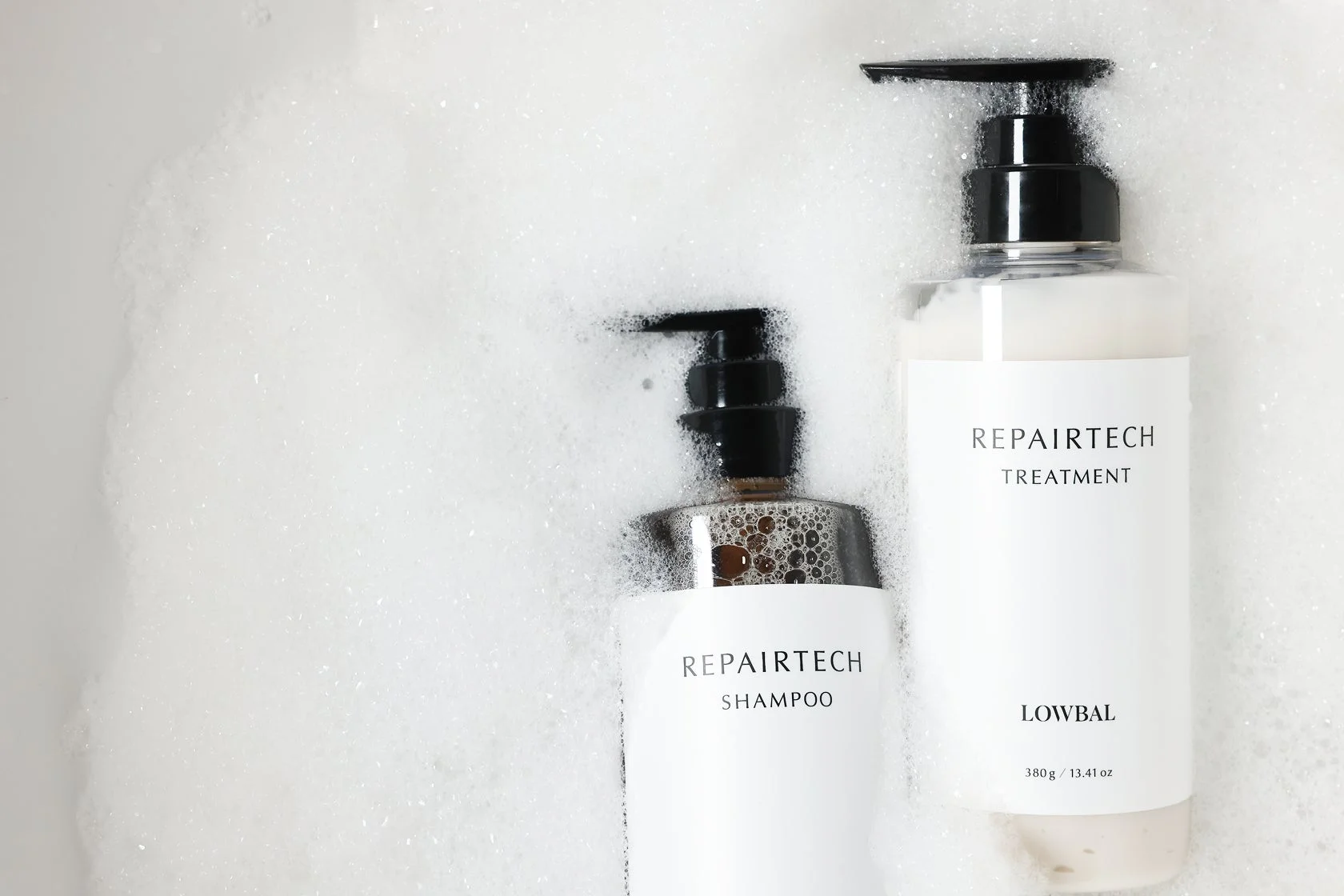 泡の中に並べられたREPAIRTECH シャンプーとトリートメント