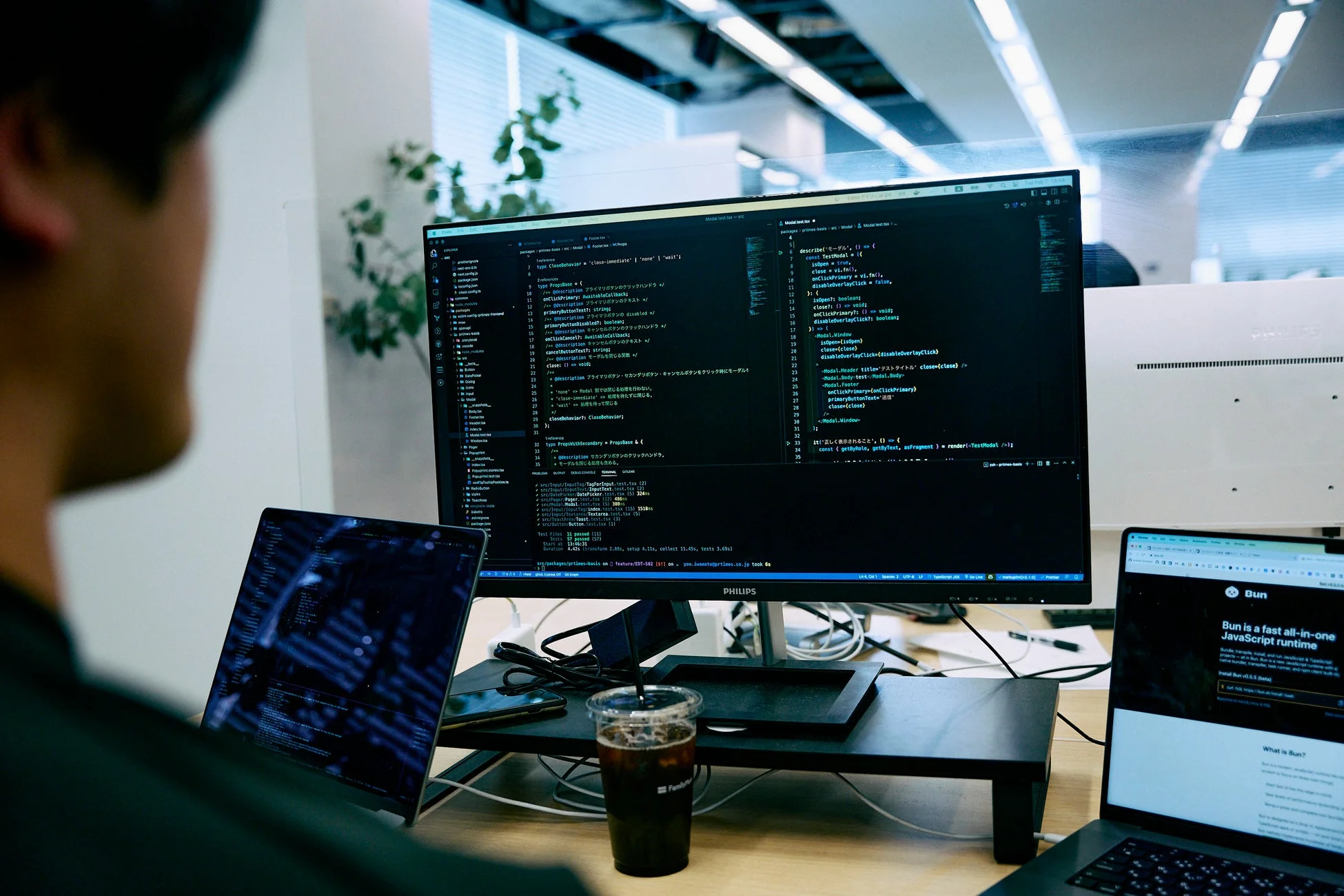 プログラミング作業をするエンジニア