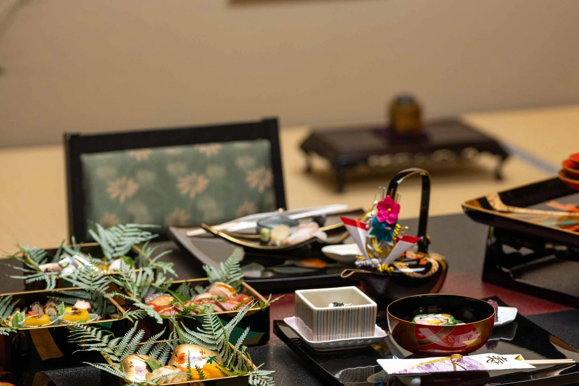 伝統的な和室で、豪華な会席料理が美しく盛り付けられた食卓