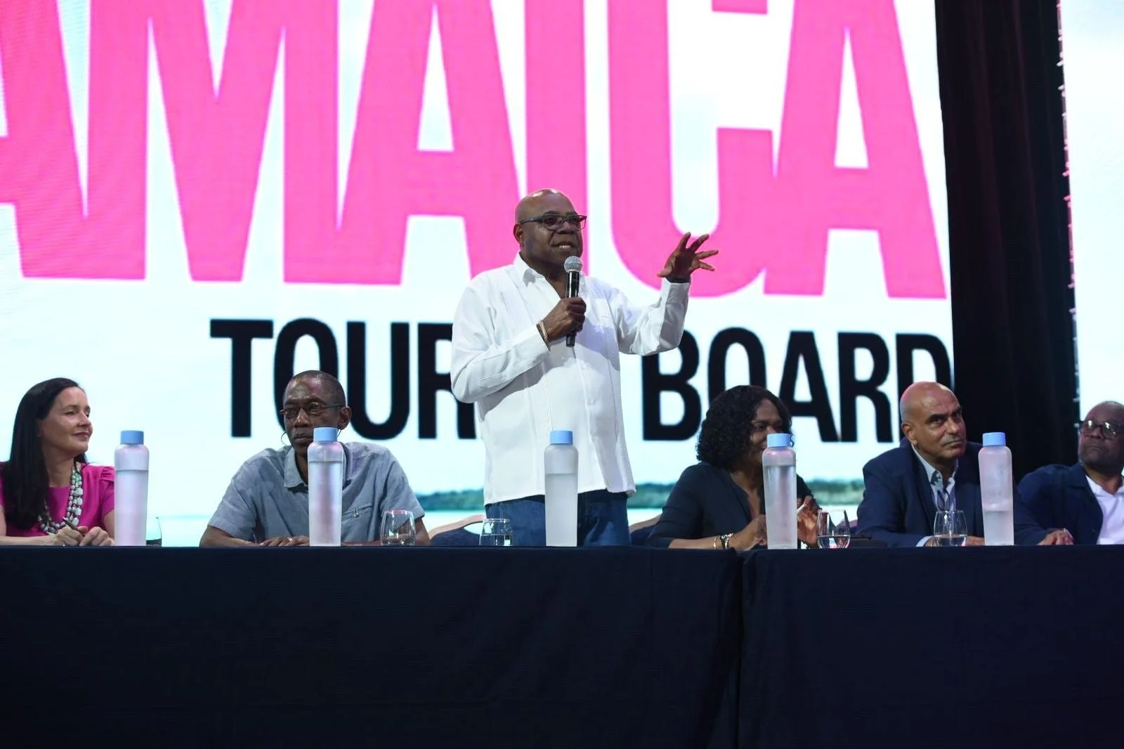 スピーチをする男性