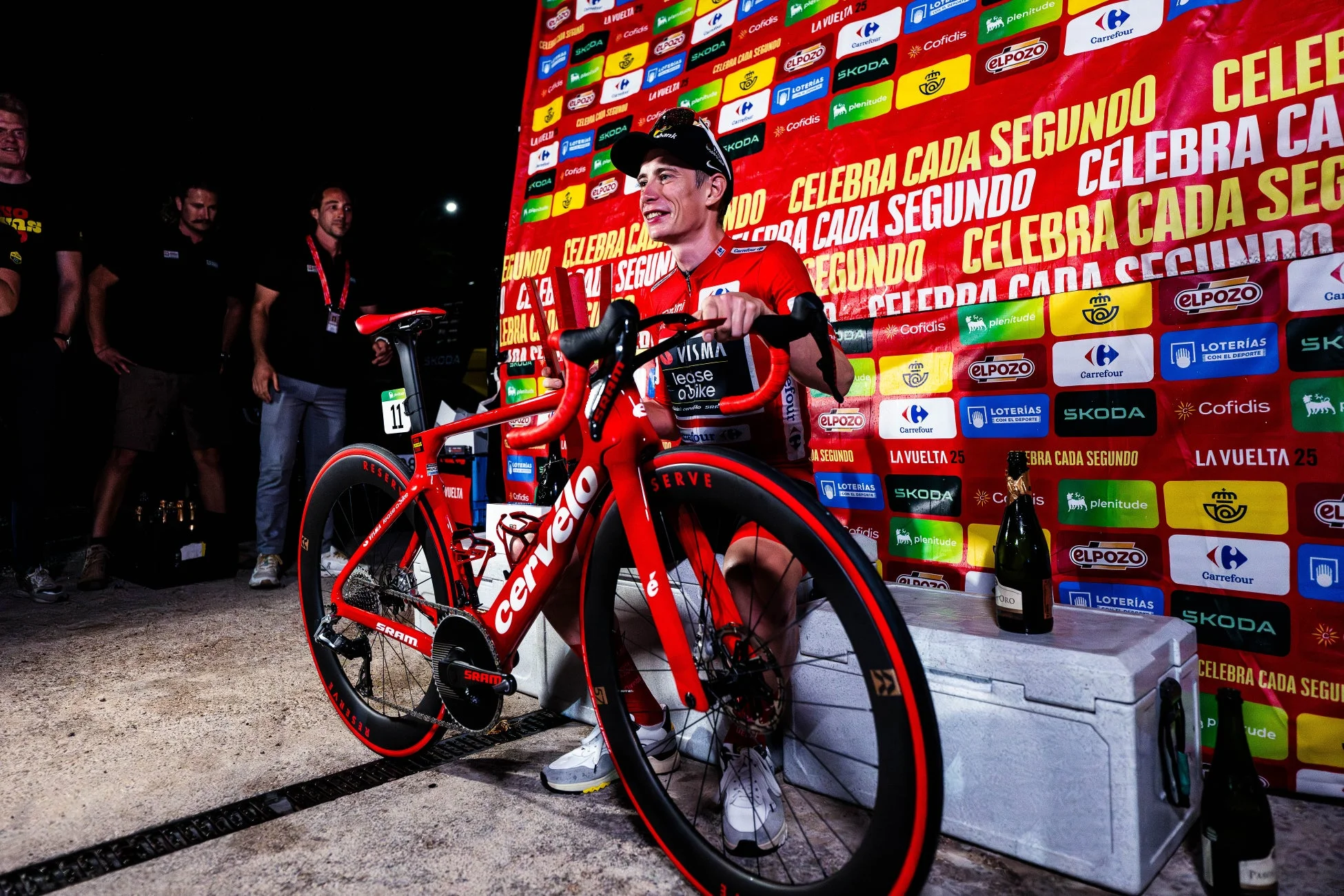 ラ・ブエルタで勝利を祝うサイクリスト