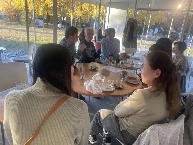 カフェで会話を楽しむ人々