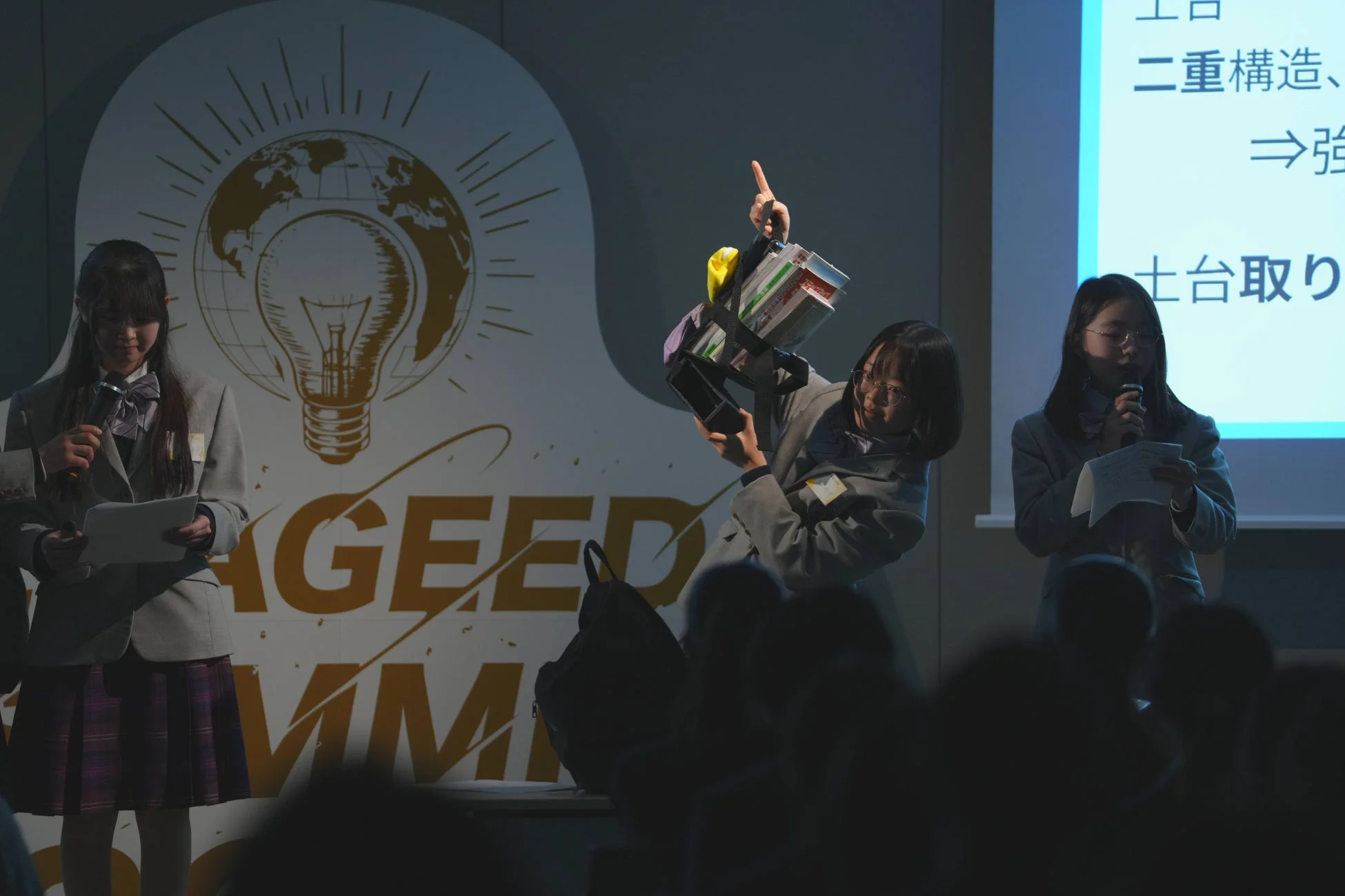 女子学生のプレゼンテーション