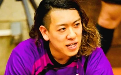 特徴的なヘアスタイルの若いアジア人男性のバストアップポートレート