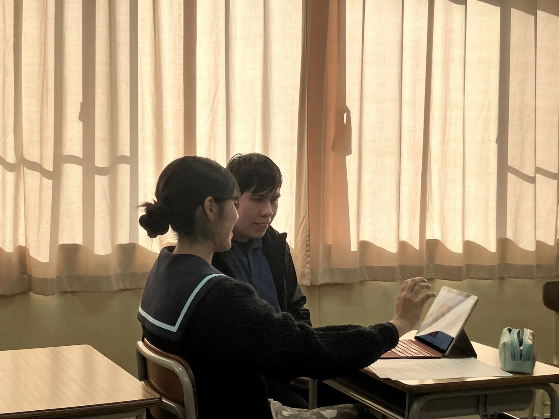 タブレットを見ている学生たち