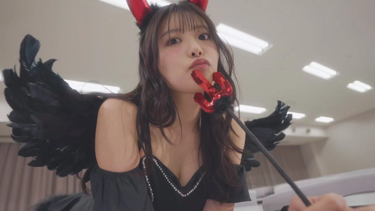 悪魔のコスチュームを着た女性