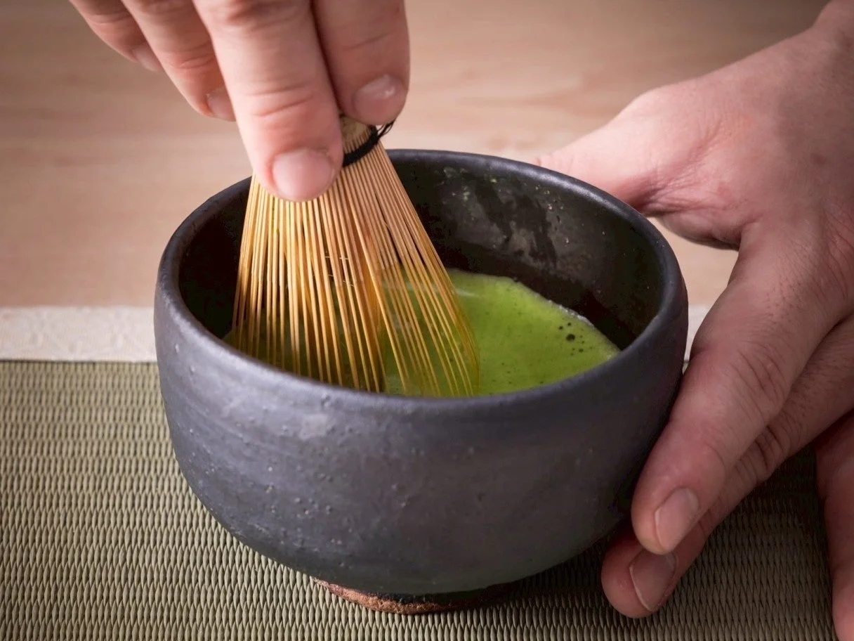 茶筅で抹茶を点てる様子
