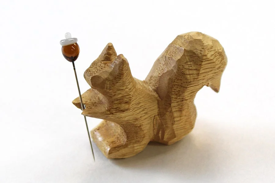 針持ちコリス（針やすめ）／どんぐりの待針