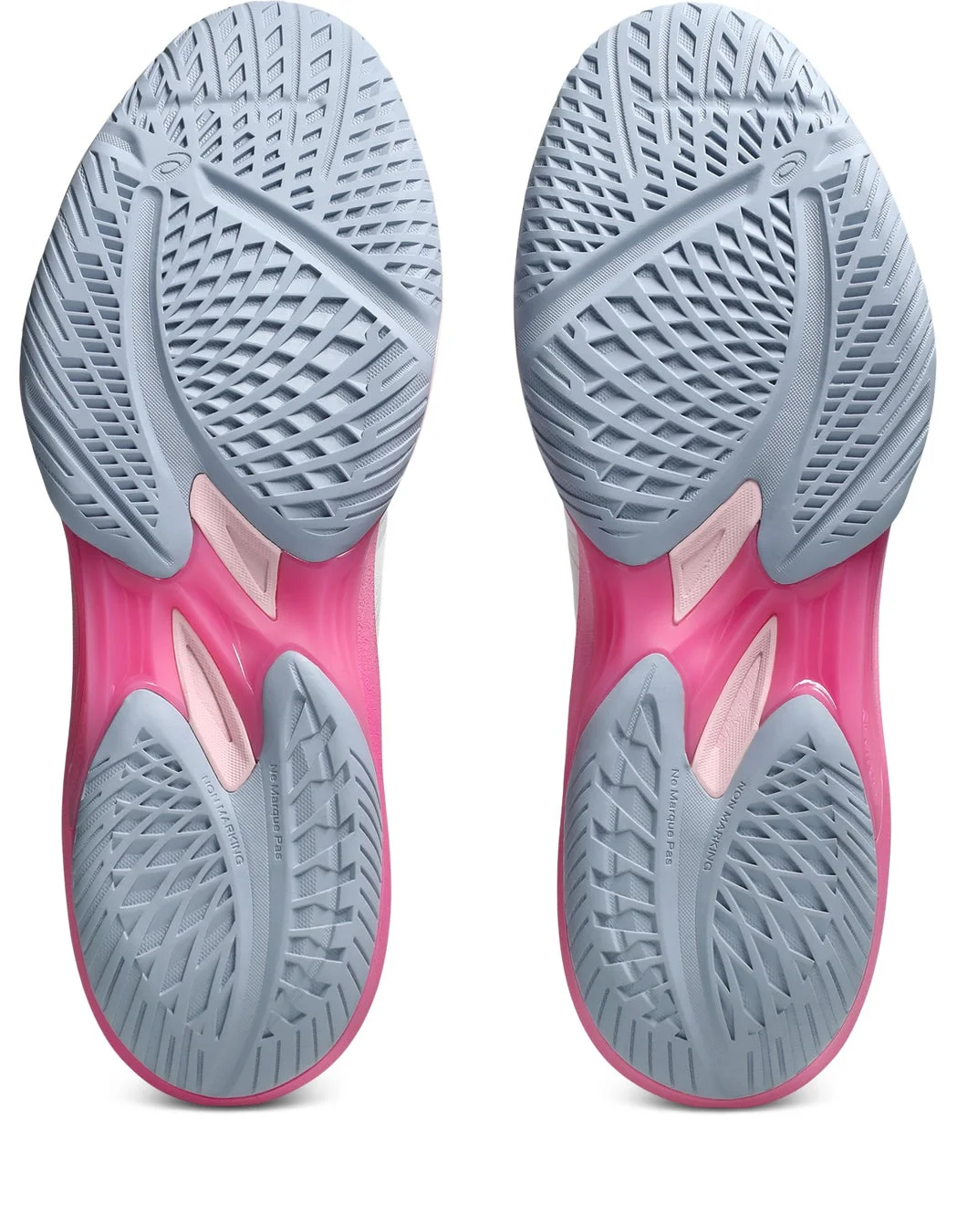 白背景にピンクとグレーを基調としたスポーツシューズの靴底が2つ並んでいます。複雑なパターンが施されたアウトソールは優れたグリップ性能を示唆しており、「NON MARKING」の文字から屋内スポーツ用であることがわかります。