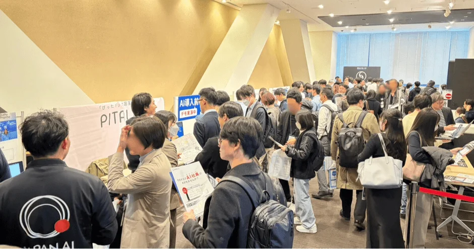 デモンストレーションブースに集まる来場者