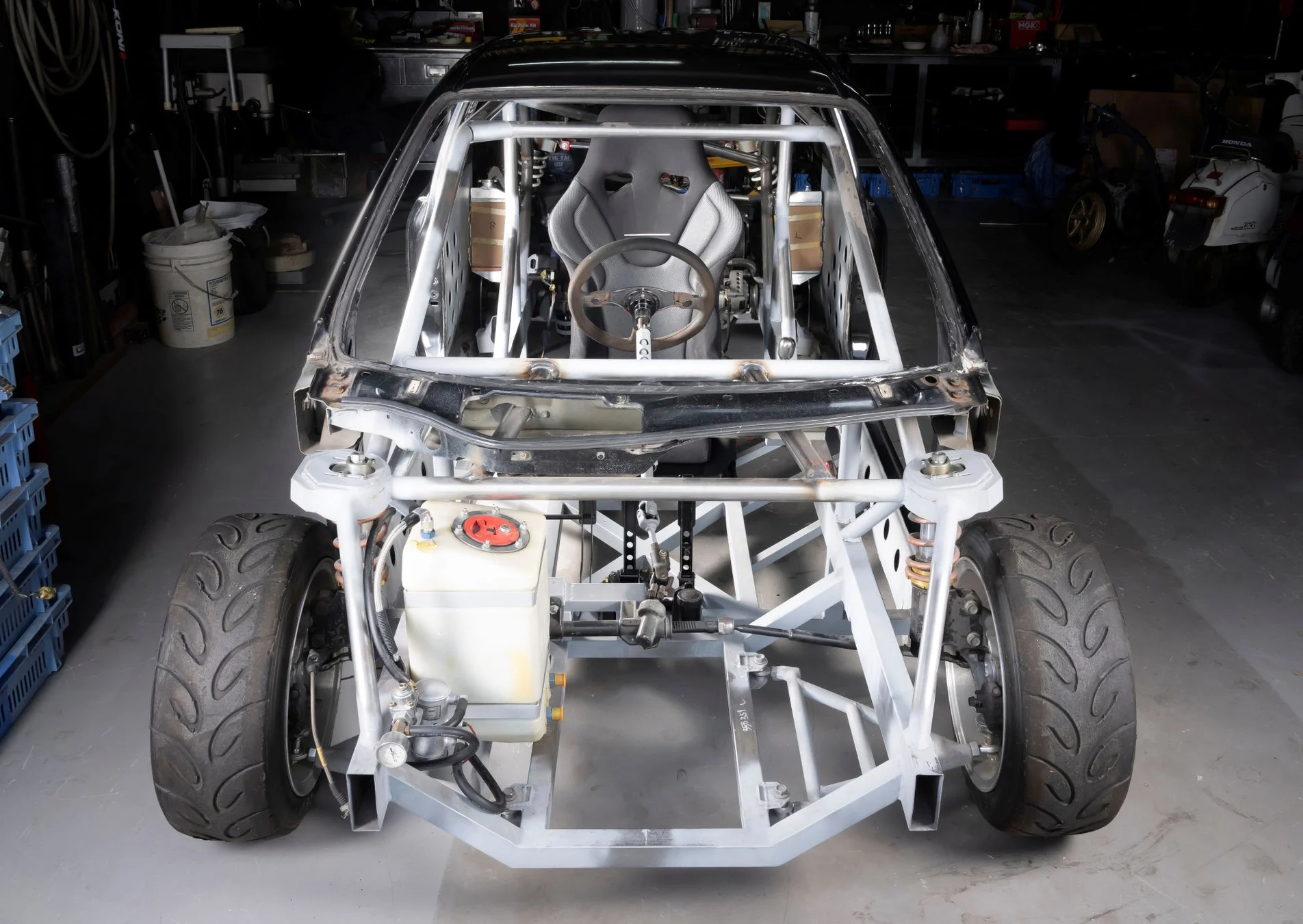 レーシングカーシャーシ製作中