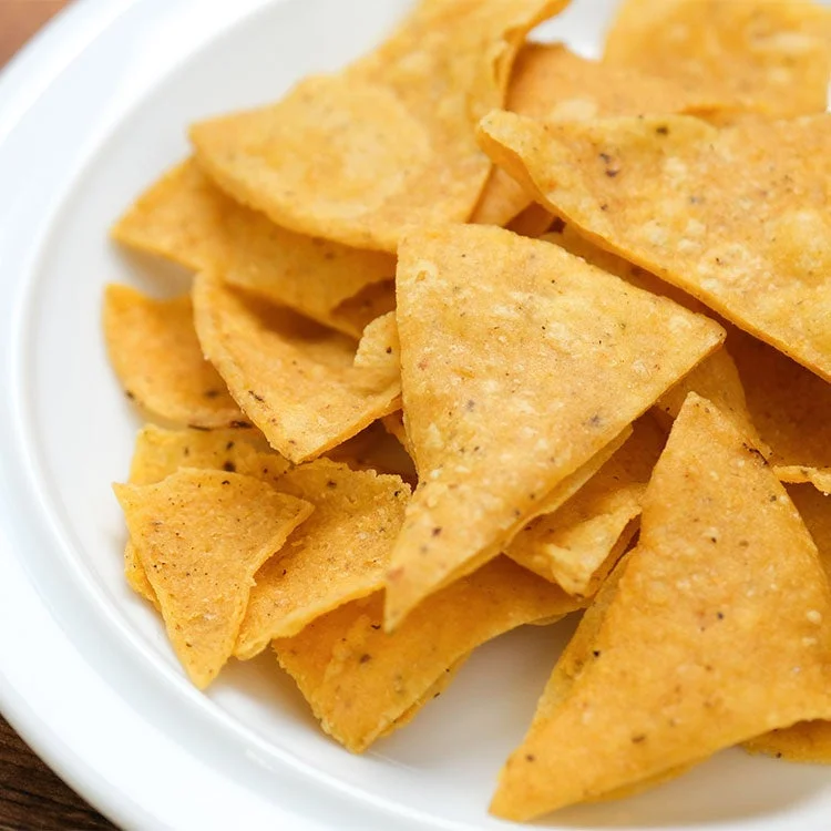 白い皿に山盛りにされたトルティーヤチップス