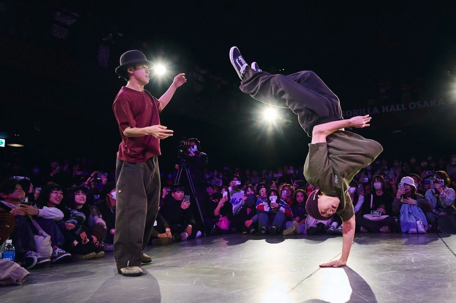 ステージ上のダンサーのヘッドスタンド