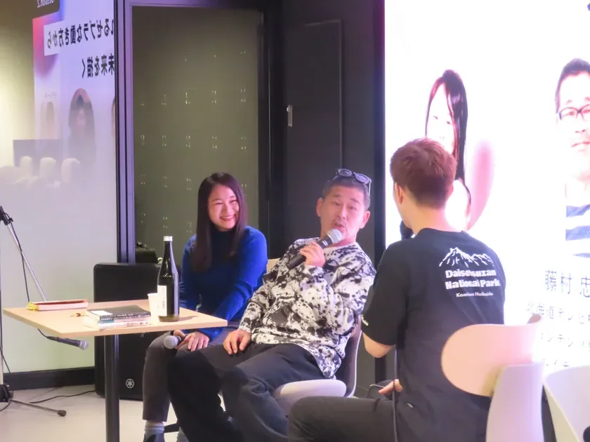 盛り上がる登壇者