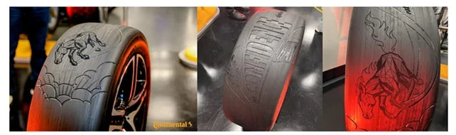 赤く照らされた特殊なデザインのタイヤが複数並んで展示されています。