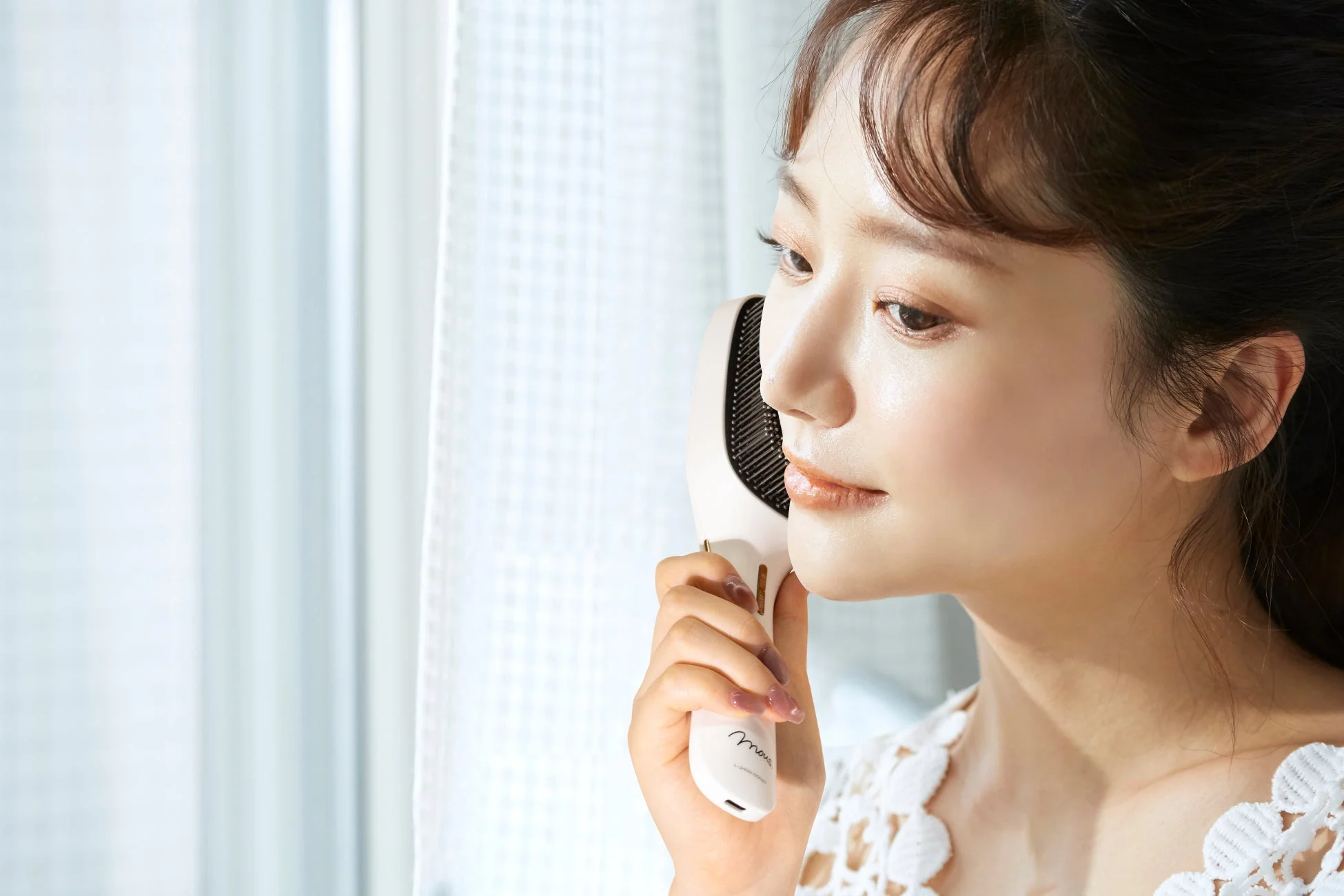 美顔器を使用する女性