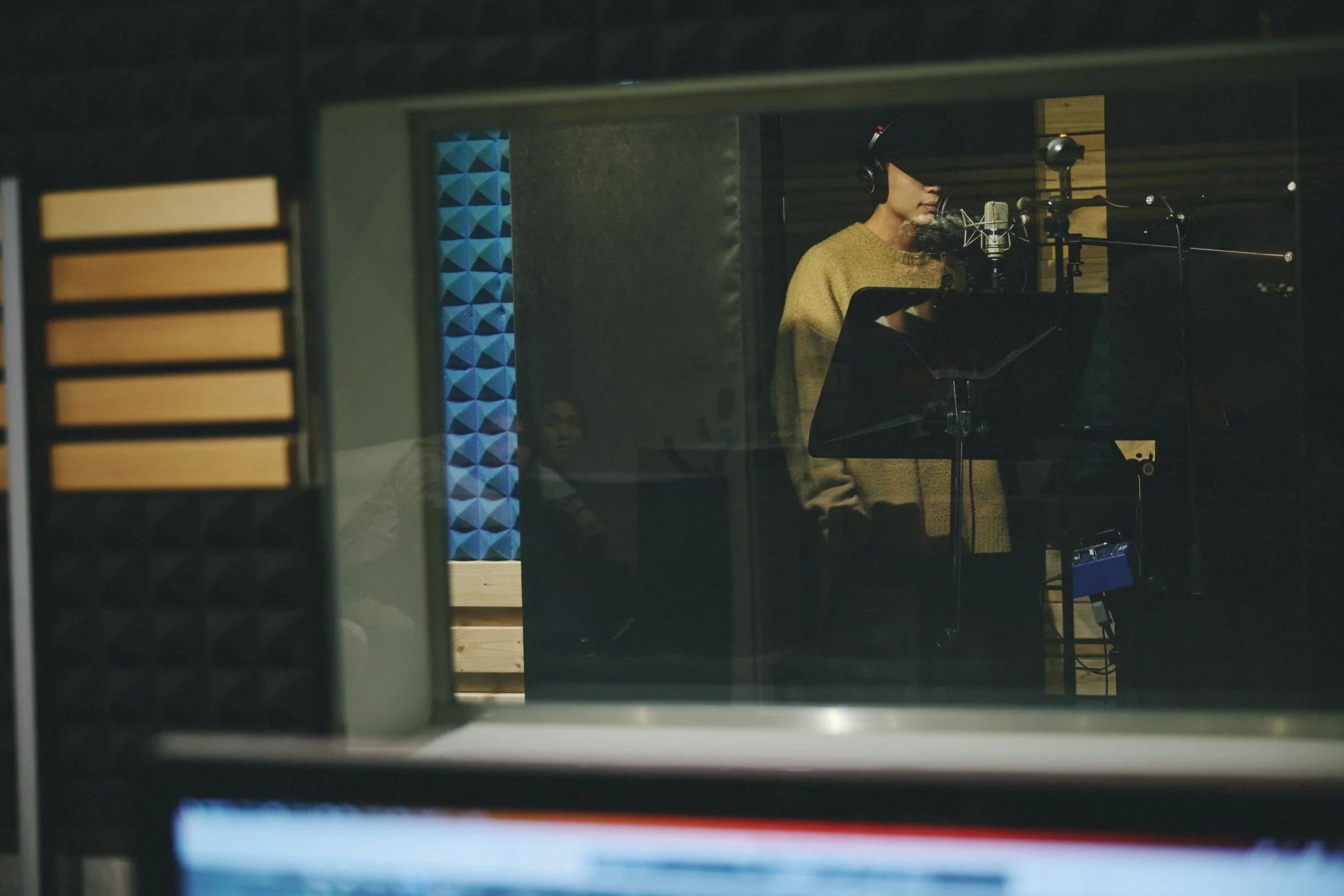 レコーディングスタジオで歌う男性