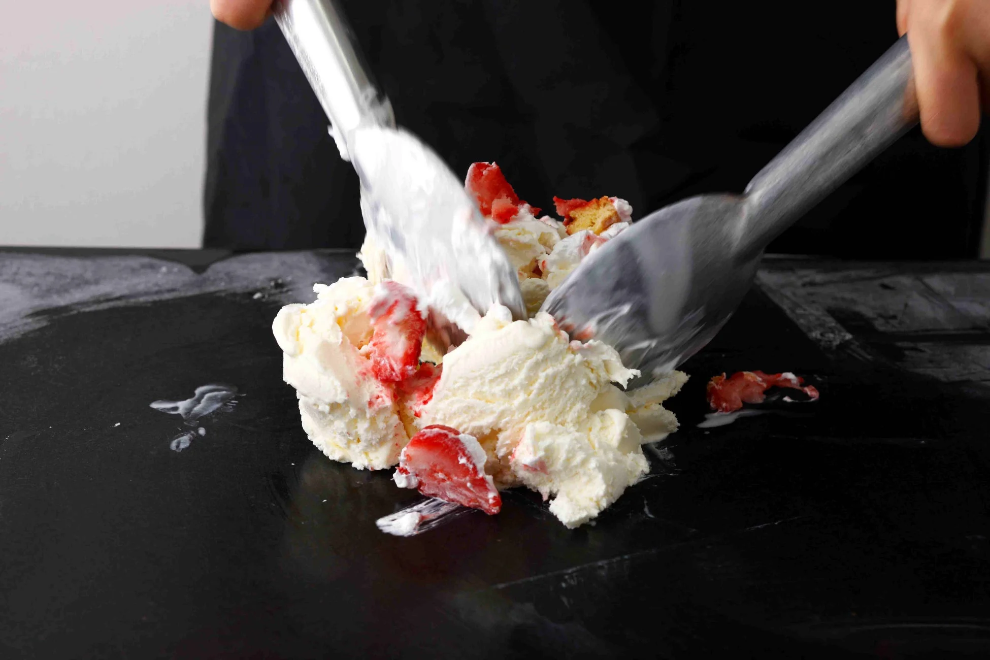 アイスクリームを混ぜる様子