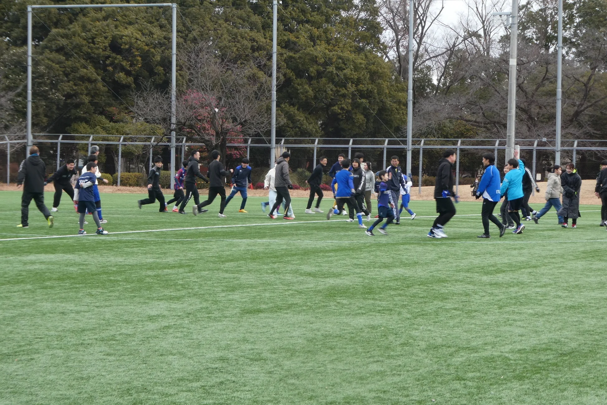 サッカーを楽しむ人々の様子
