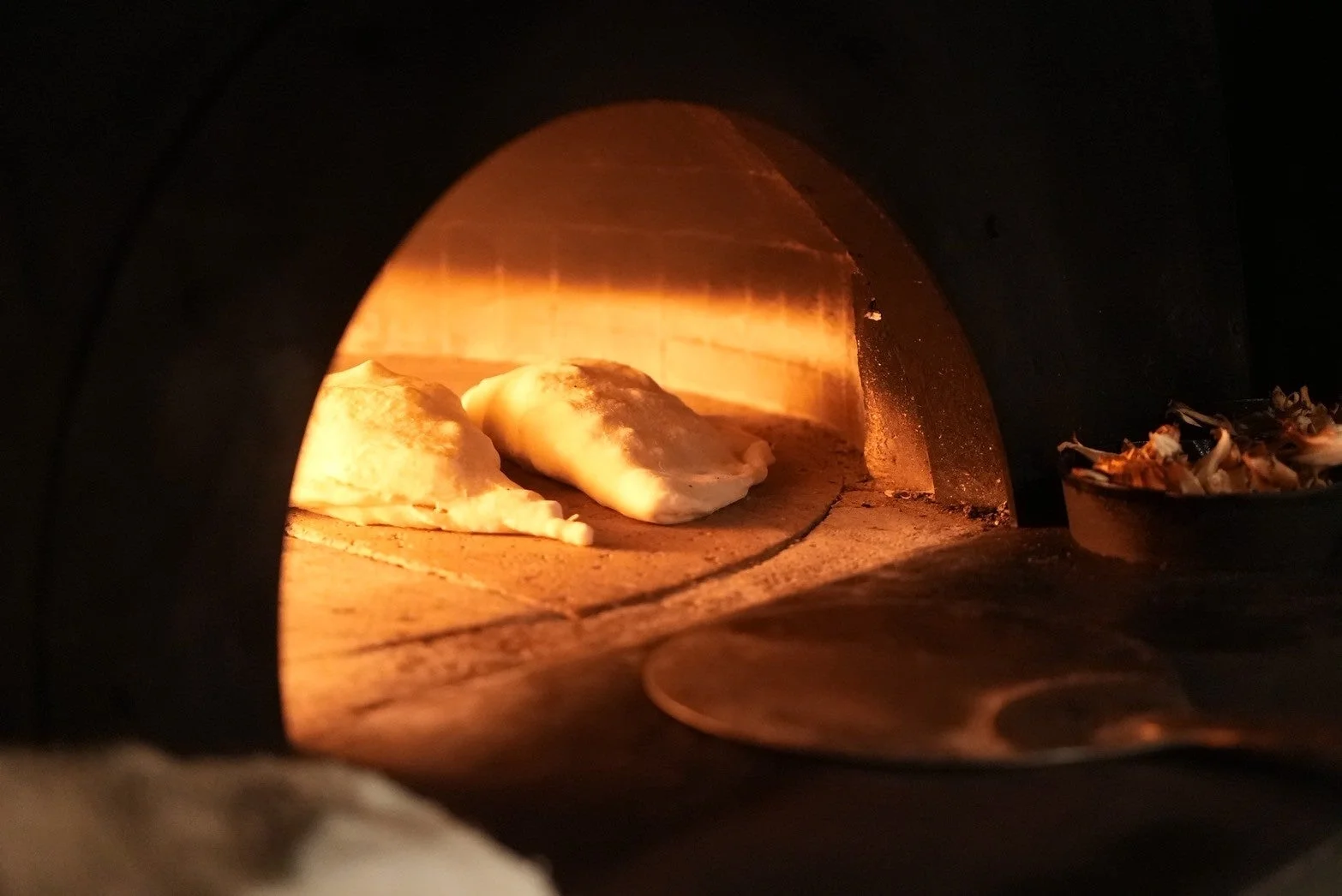 オーブンで焼かれるカルツォーネ