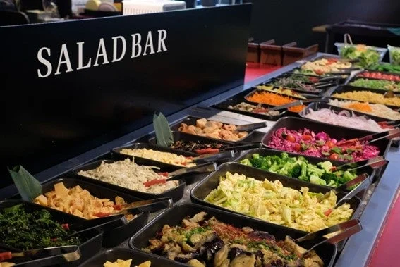 彩り豊かで様々な種類のサラダやデリが並べられた、充実したサラダバー