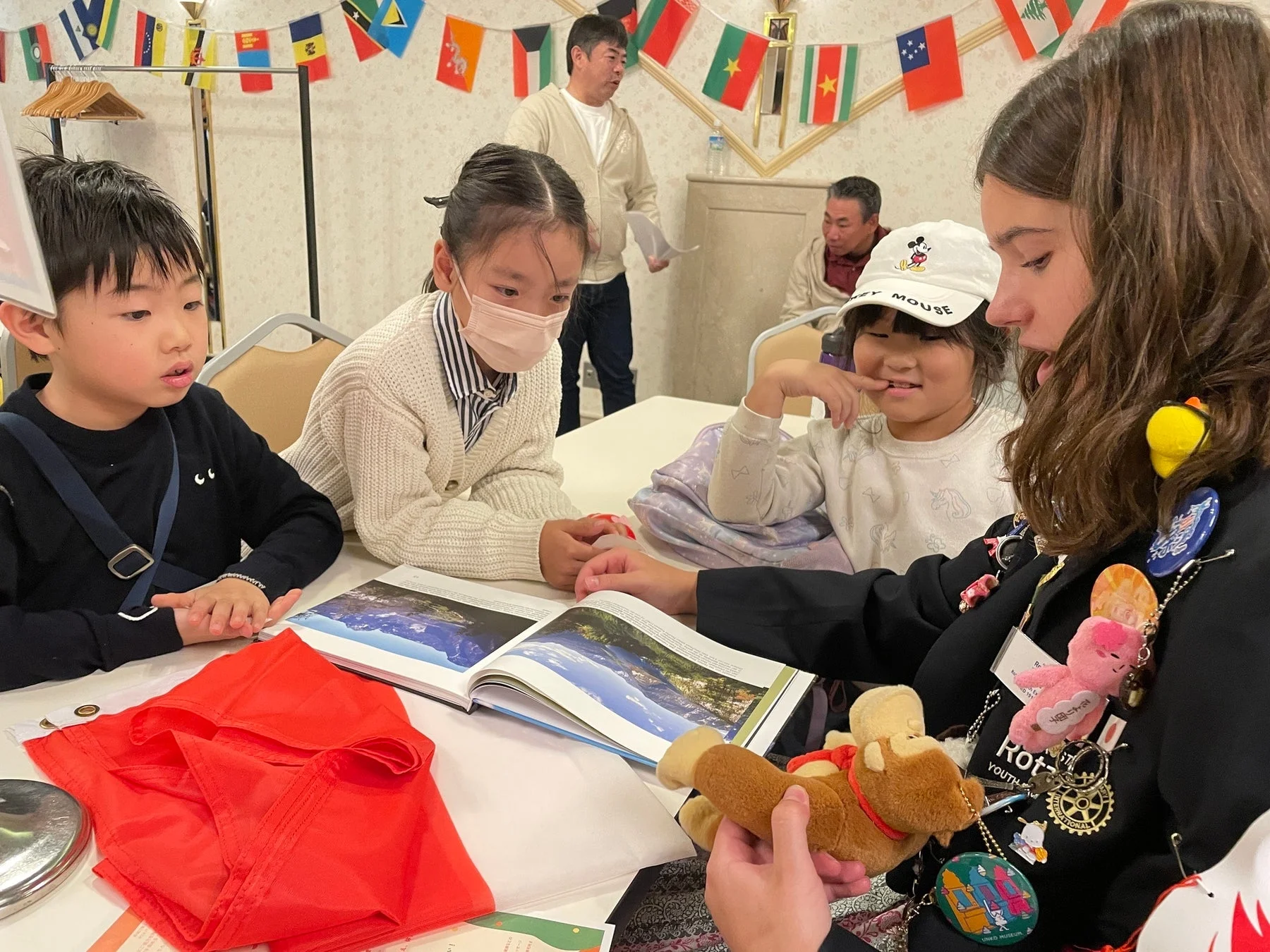 子どもたちと交流する留学生