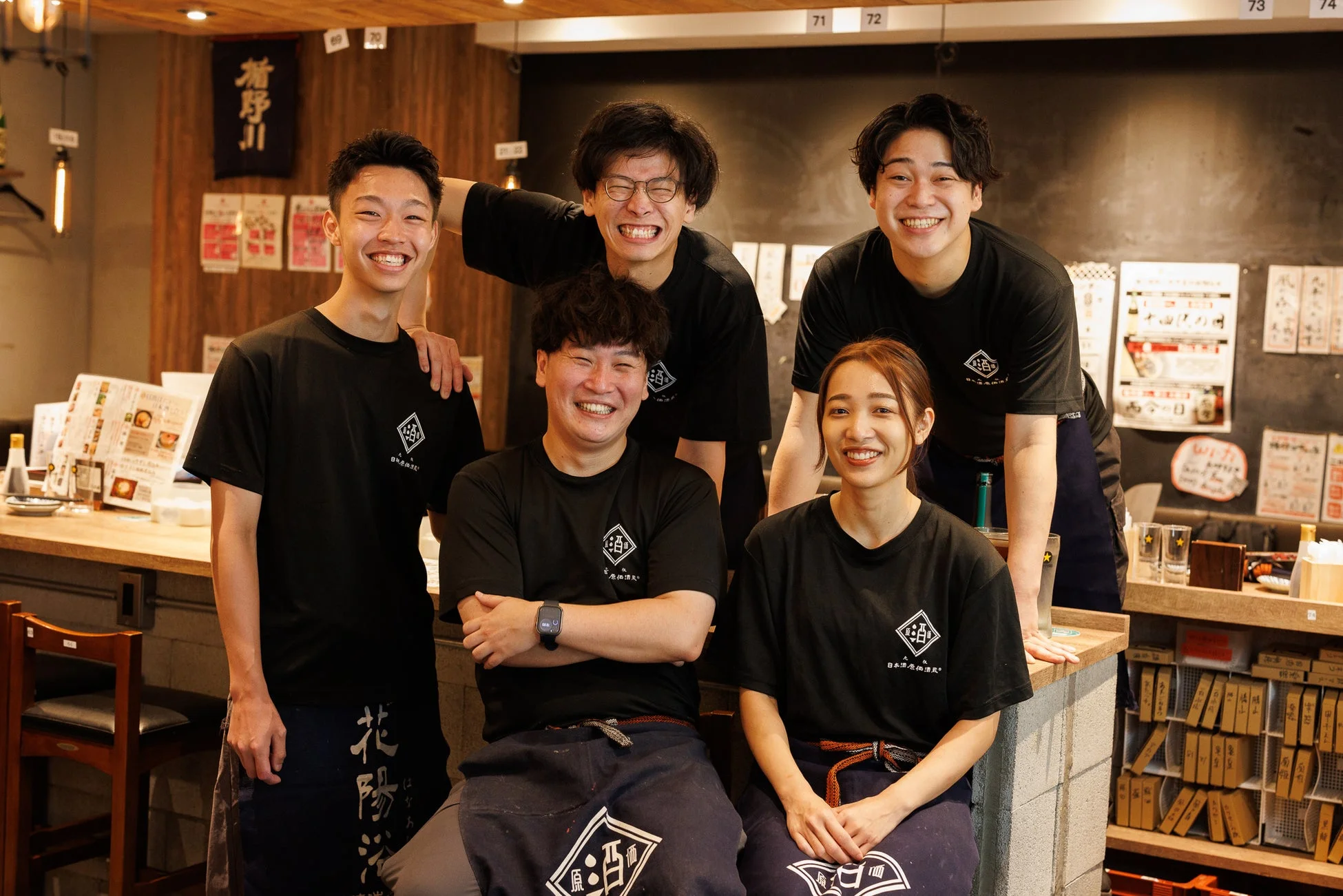 日本の、スタッフ、飲食店、居酒屋、日本酒バー、笑顔、チーム、制服、エプロン、カウンター、屋内、接客、サービス