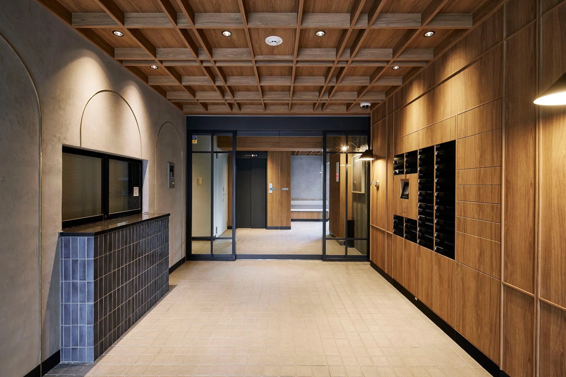 温かみのある現代的なマンションのエントランスホール