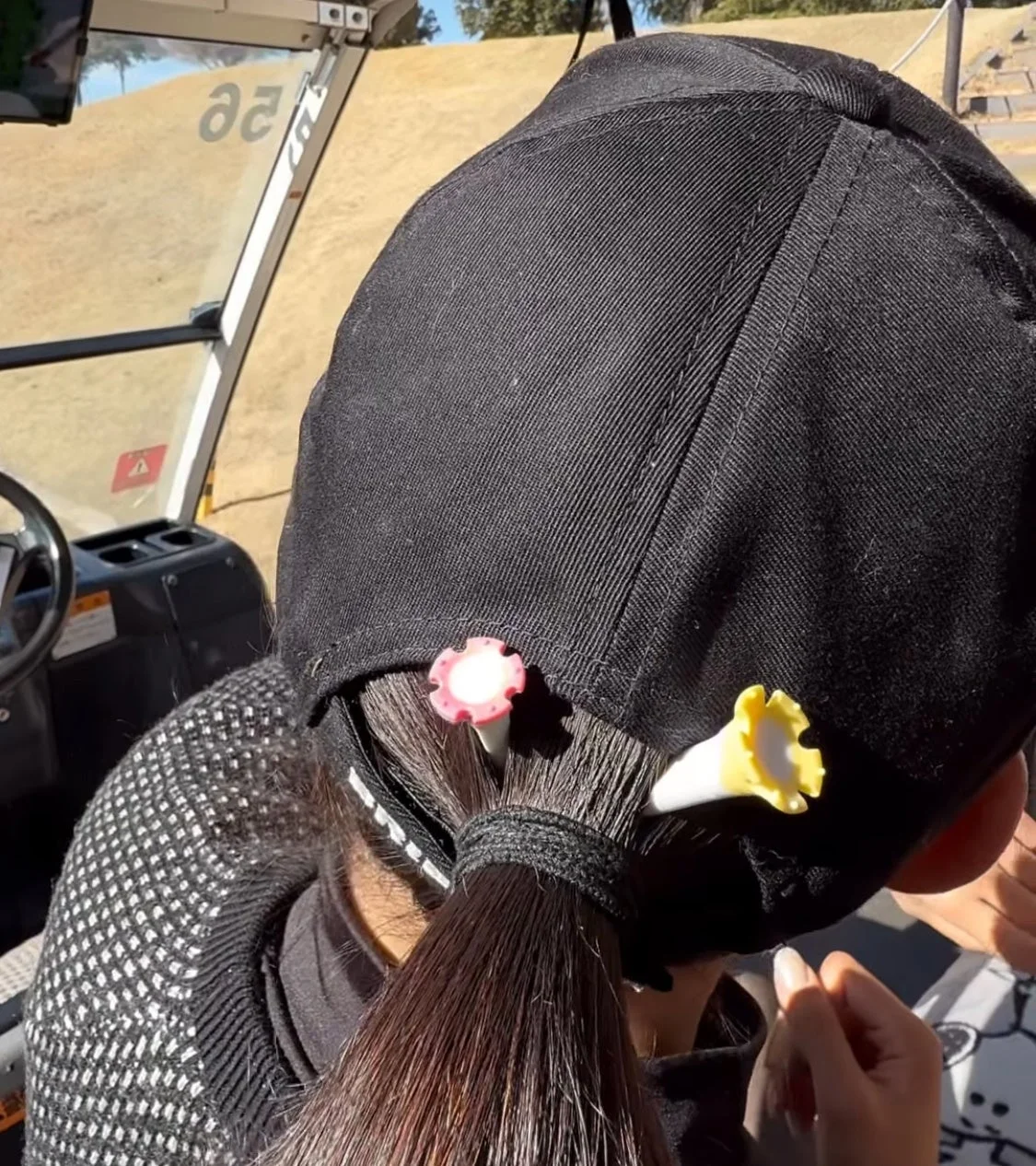 ゴルフカートに刺さったDRIVE TEE(R)