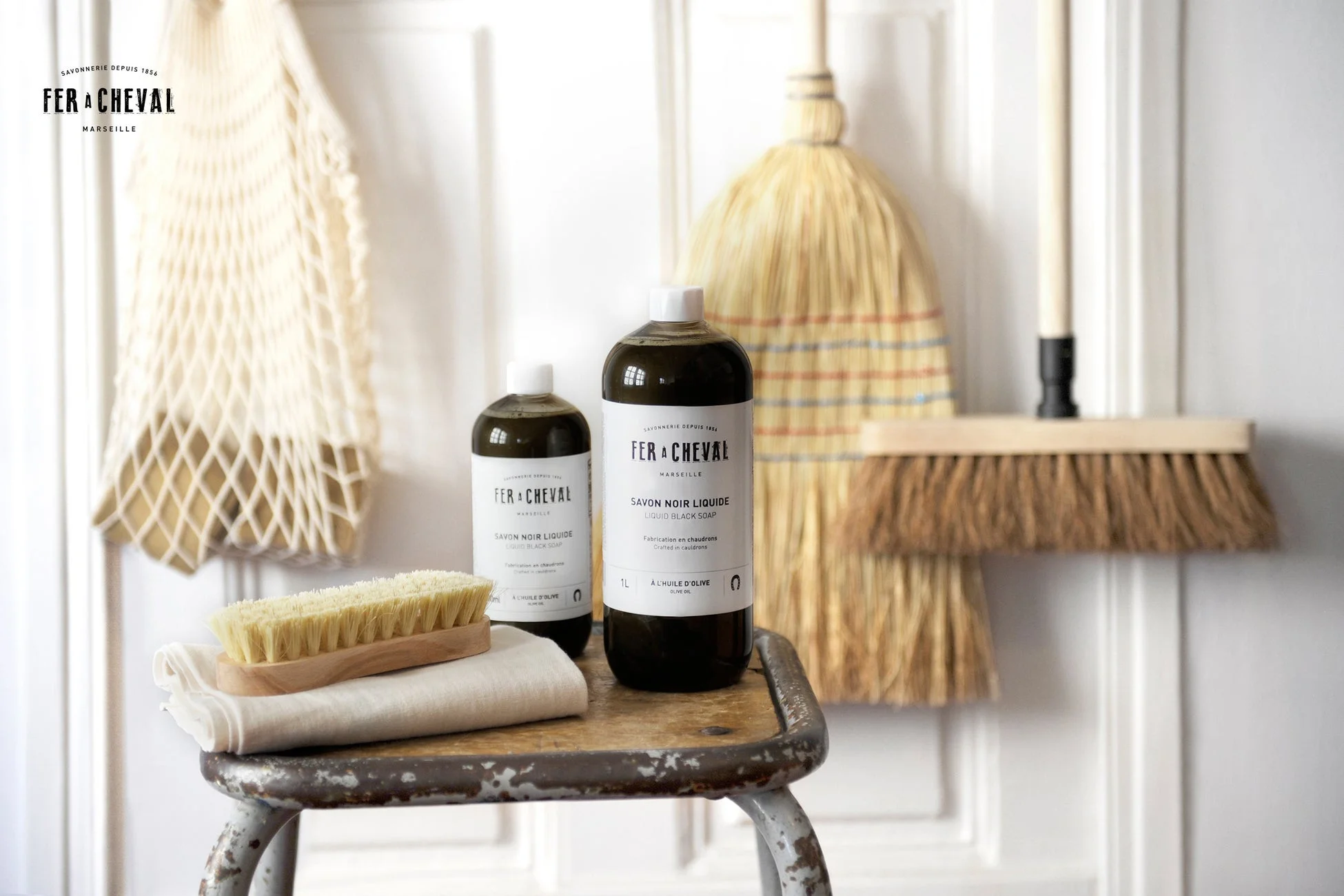 FER À CHEVALの液体ブラックソープとブラシ