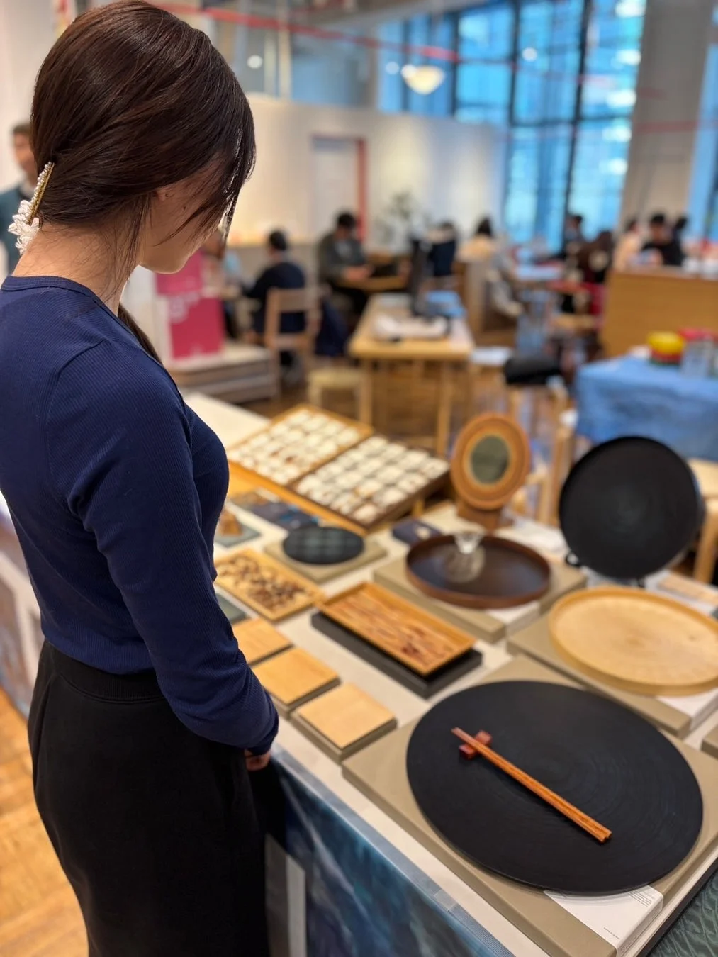 木製品を鑑賞する女性