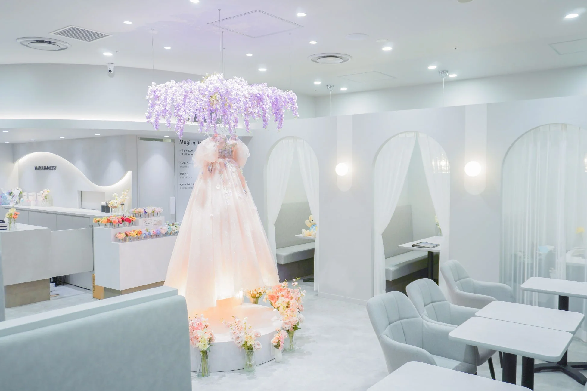 DRESSY CAFE店内、藤の花