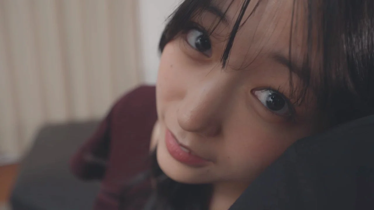 カメラを見つめて微笑む女性のクローズアップ