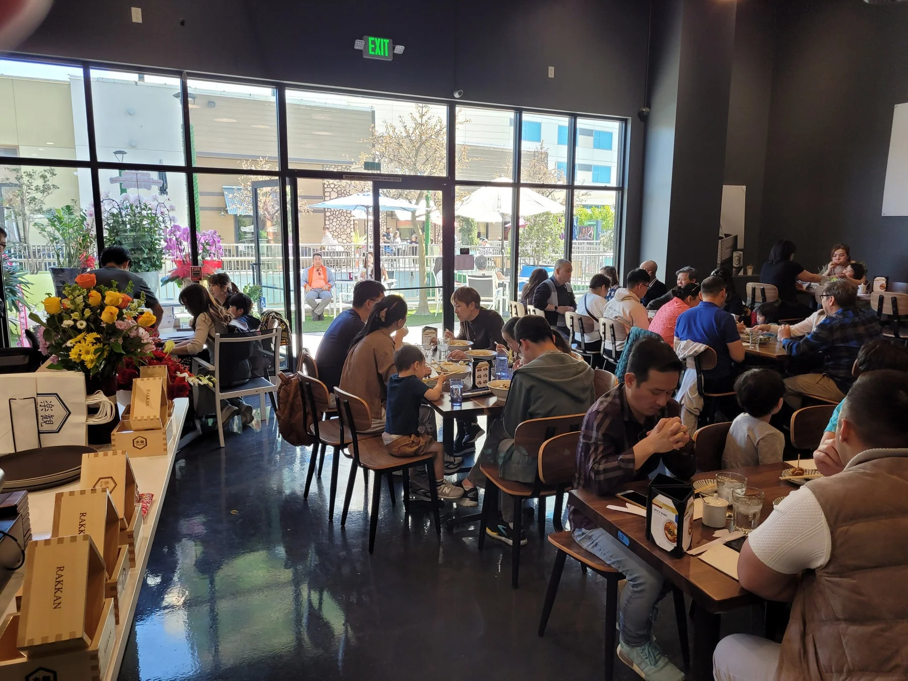 賑わうレストランの店内