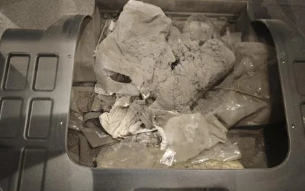 大量のゴミが詰まった容器