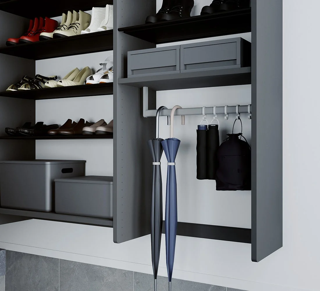 多種多様な靴が整理されたシューズクローク