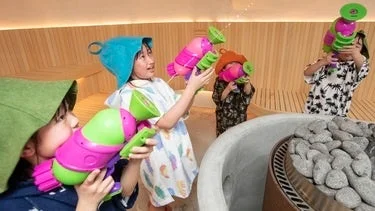 水鉄砲で遊ぶ子供たち